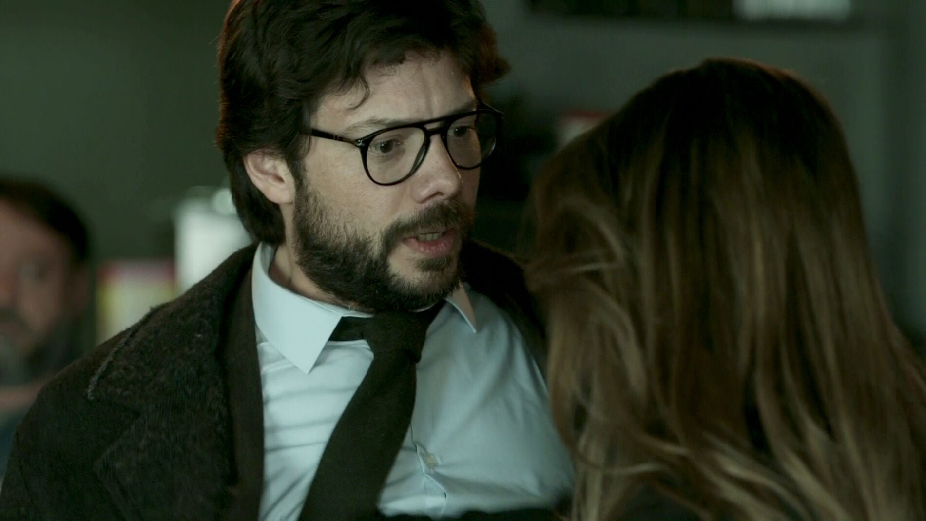 Raquel, en un ataque de desconfianza, se abalanza contra El Profesor