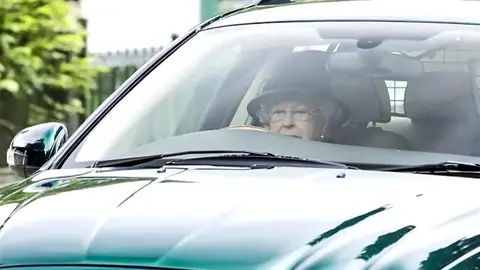 Frame 5.875096 de: Isabel II al volante Frame 5.875096 de: Isabel II al volante