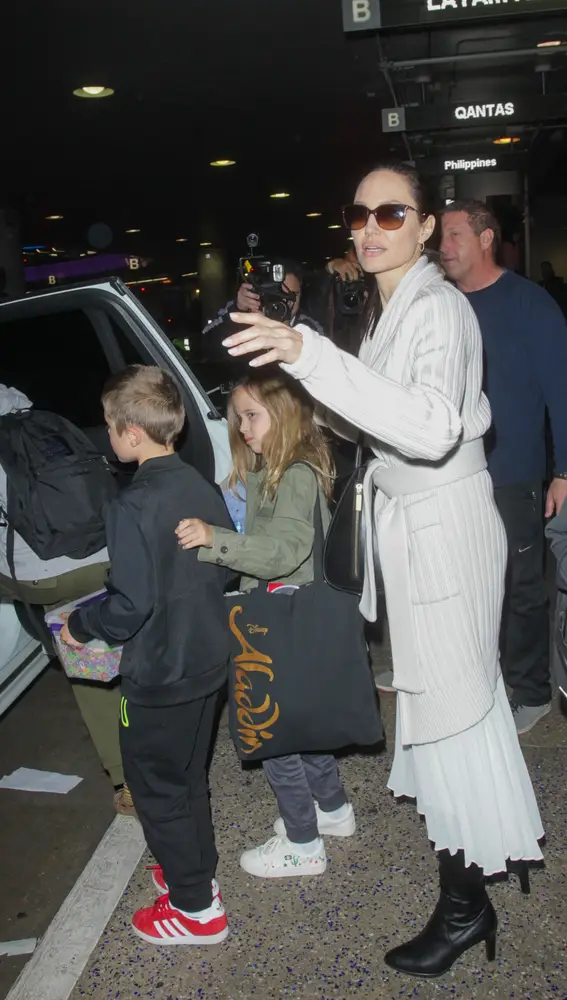 Angelina Jolie con sus hijos en California 