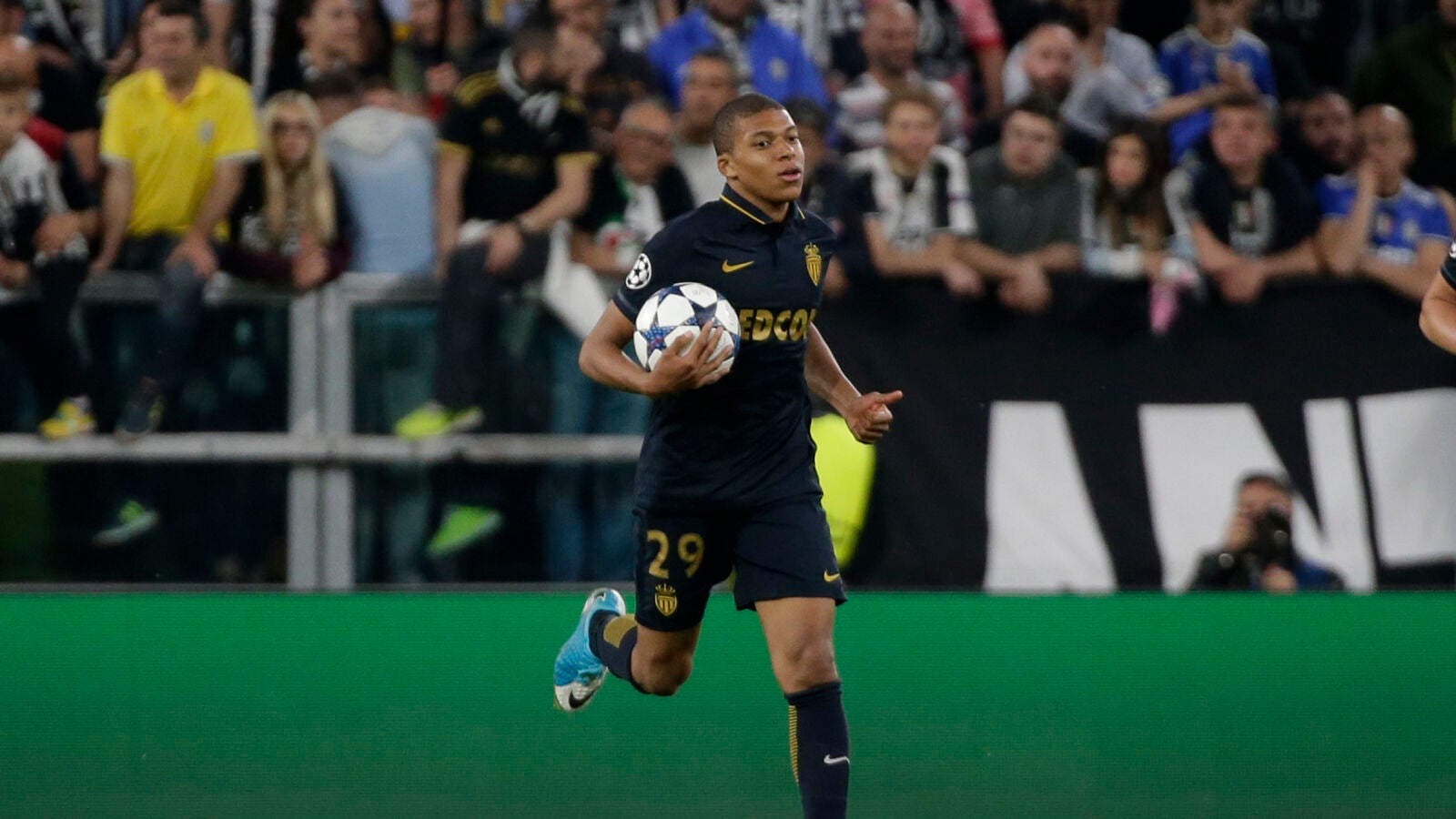 Mbappé recortó distancias tras una gran jugada de Moutinho