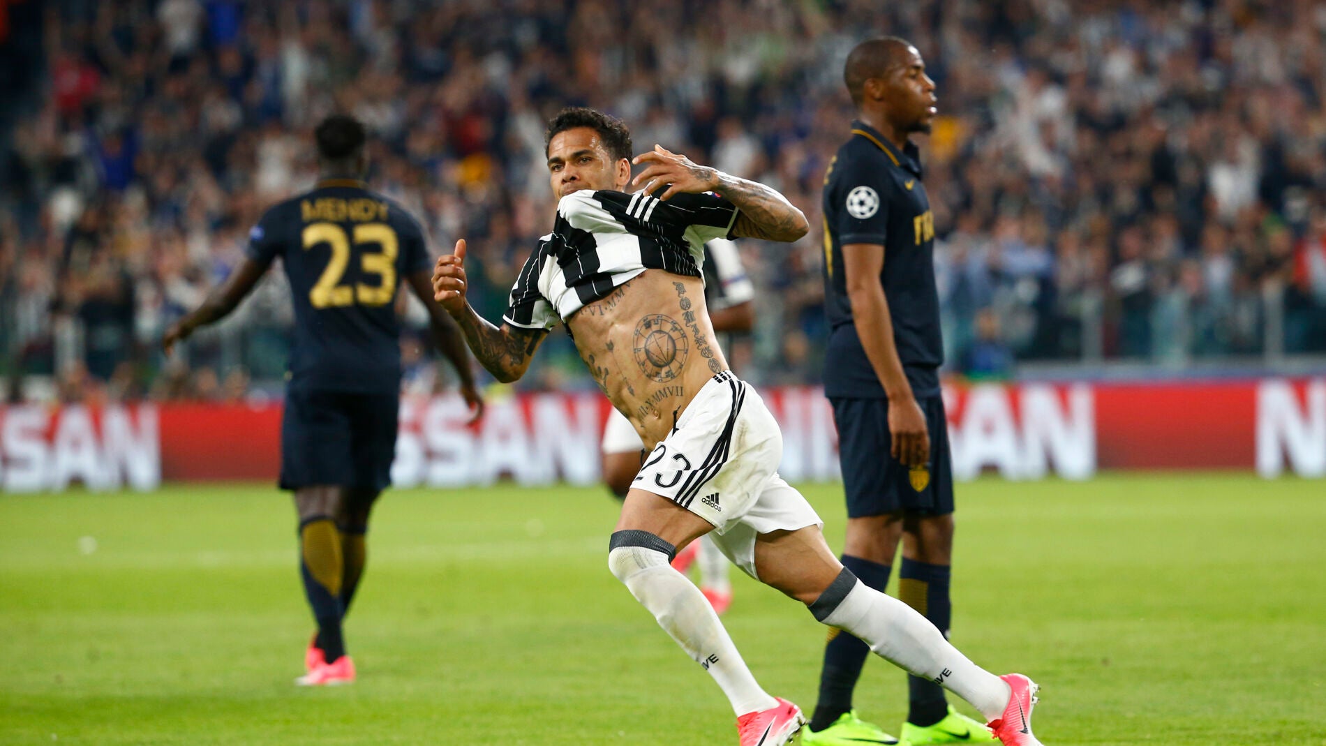 Alves celebra su gol ante el M&oacute;naco