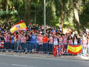 Aficionados del Atlético de Madrid reciben a los jugadores en el hotel de concentración