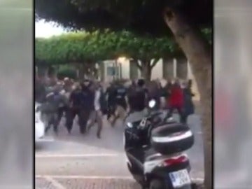 Frame 4.602692 de: Un centenar de inmigrantes salta la valla en Melilla con 3 guardias heridos