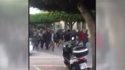 Frame 4.602692 de: Un centenar de inmigrantes salta la valla en Melilla con 3 guardias heridos Frame 4.602692 de: Un centenar de inmigrantes salta la valla en Melilla con 3 guardias heridos