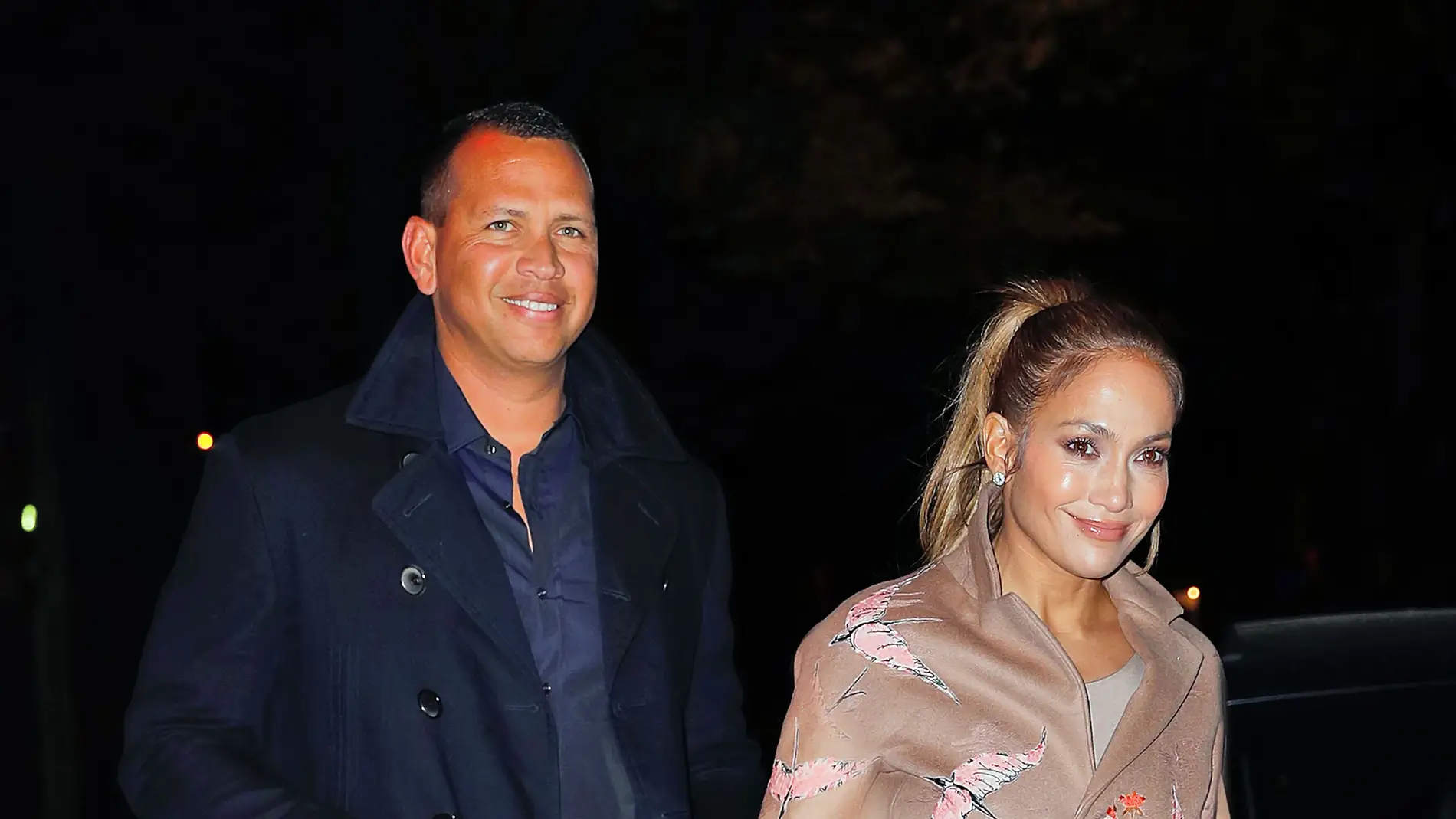 Una muy feliz Jennifer Lopez junto a Alex Rodriguez