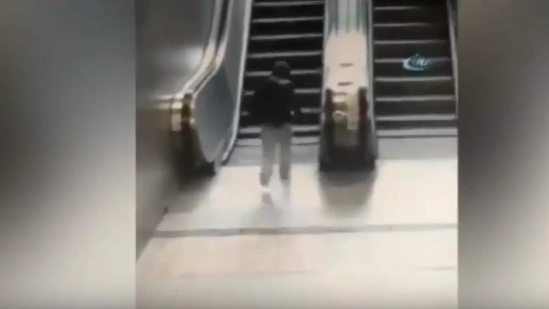 Menor atrapado en una escalera mecánica Menor atrapado en una escalera mecánica