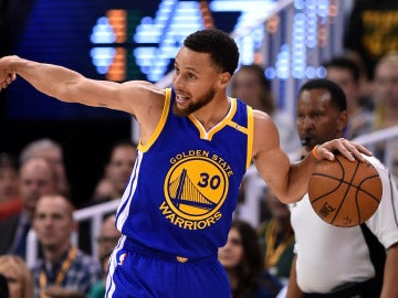 Stephen Curry conduce el balón en el ataque de los Warriors