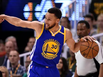 Stephen Curry conduce el balón en el ataque de los Warriors Stephen Curry conduce el balón en el ataque de los Warriors