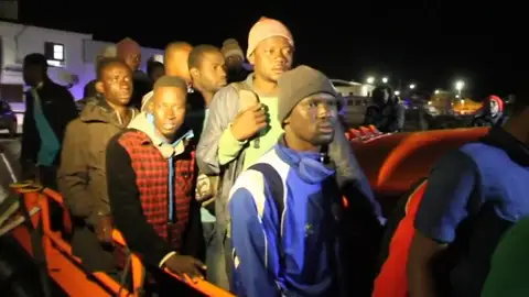 Frame 26.999329 de: Los 53 inmigrantes rescatados en alta mar han llegado al Puerto de Motril Frame 26.999329 de: Los 53 inmigrantes rescatados en alta mar han llegado al Puerto de Motril