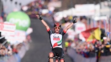 Jan Polanc celebra su triunfo en la cuarta etapa del Giro