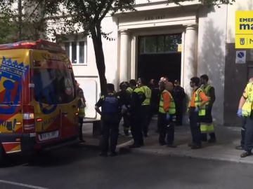 Frame 23.591881 de: Dos adolescentes mueren tras caer por el hueco de un ascensor en Madrid