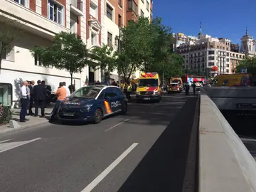 Dos jóvenes mueren al caer por el hueco de un ascensor en Madrid Dos jóvenes mueren al caer por el hueco de un ascensor en Madrid