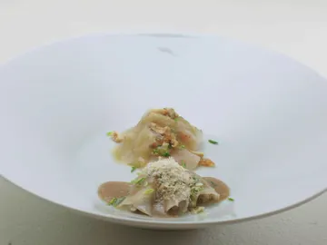 La Regenta Siglo XXI: rollitos de pera con salmón marinado, salsa de manzana y avellanas garrapiñadas. Rollitos de pera con perdiz, salsa de nueces y espuma de castaña La Regenta Siglo XXI: rollitos de pera con salmón marinado, salsa de manzana y avellanas garrapiñadas. Rollitos de pera con perdiz, salsa de nueces y espuma de castaña