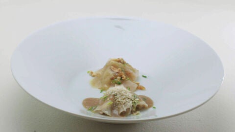 La Regenta Siglo XXI: rollitos de pera con salm&oacute;n marinado, salsa de manzana y avellanas garrapi&ntilde;adas. Rollitos de pera con perdiz, salsa de nueces y espuma de casta&ntilde;a