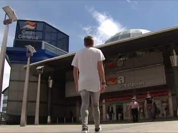 Frame 0.355661 de: Una pareja homosexual es expulsada de un centro comercial por ir de la mano y besarse en público Frame 0.355661 de: Una pareja homosexual es expulsada de un centro comercial por ir de la mano y besarse en público