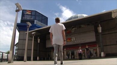 Una pareja de homosexuales, expulsada de un centro comercial por ir de la mano y besarse en público