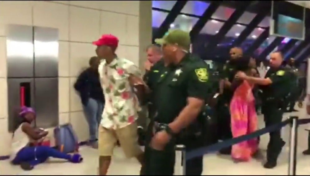 Frame 16.681458 de: Revueltas entre los viajeros atrapados por cancelaciones en el aeropuerto de Fort Lauderdale