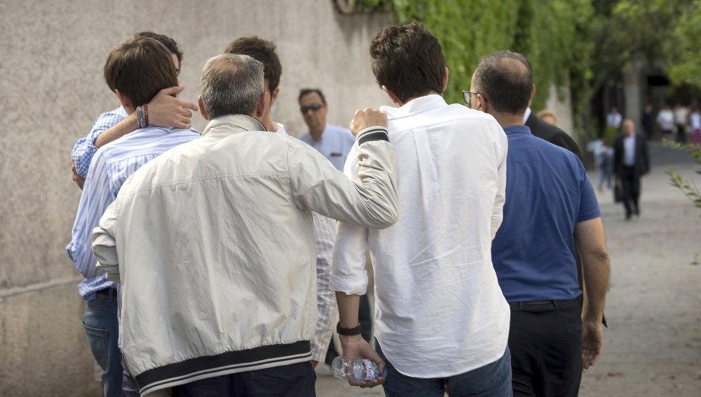 Familiares y amigos de los dos menores de 17 años que han fallecido
