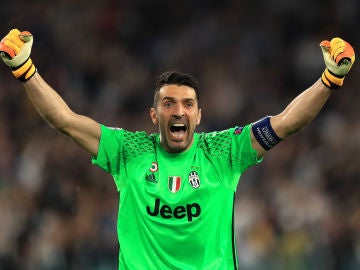 Buffon celebrando un gol de la Juventus