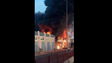 Incendio en una fábrica de caucho