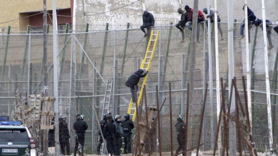 Imagen de archivo de un salto anterior de la valla de Melilla por parte de varios inmigrantes.