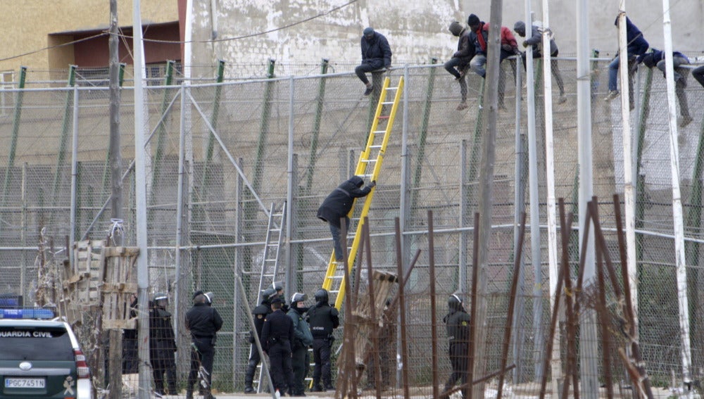 Un grupo numeroso de inmigrantes logra saltar la valla fronteriza en Melilla