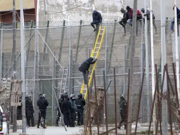 Un grupo numeroso de inmigrantes logra saltar la valla fronteriza en Melilla Un grupo numeroso de inmigrantes logra saltar la valla fronteriza en Melilla