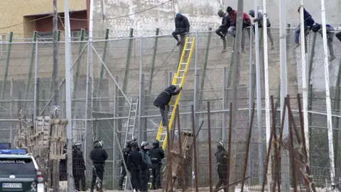 Un grupo numeroso de inmigrantes logra saltar la valla fronteriza en Melilla Imagen de archivo de un salto anterior de la valla de Melilla por parte de varios inmigrantes.