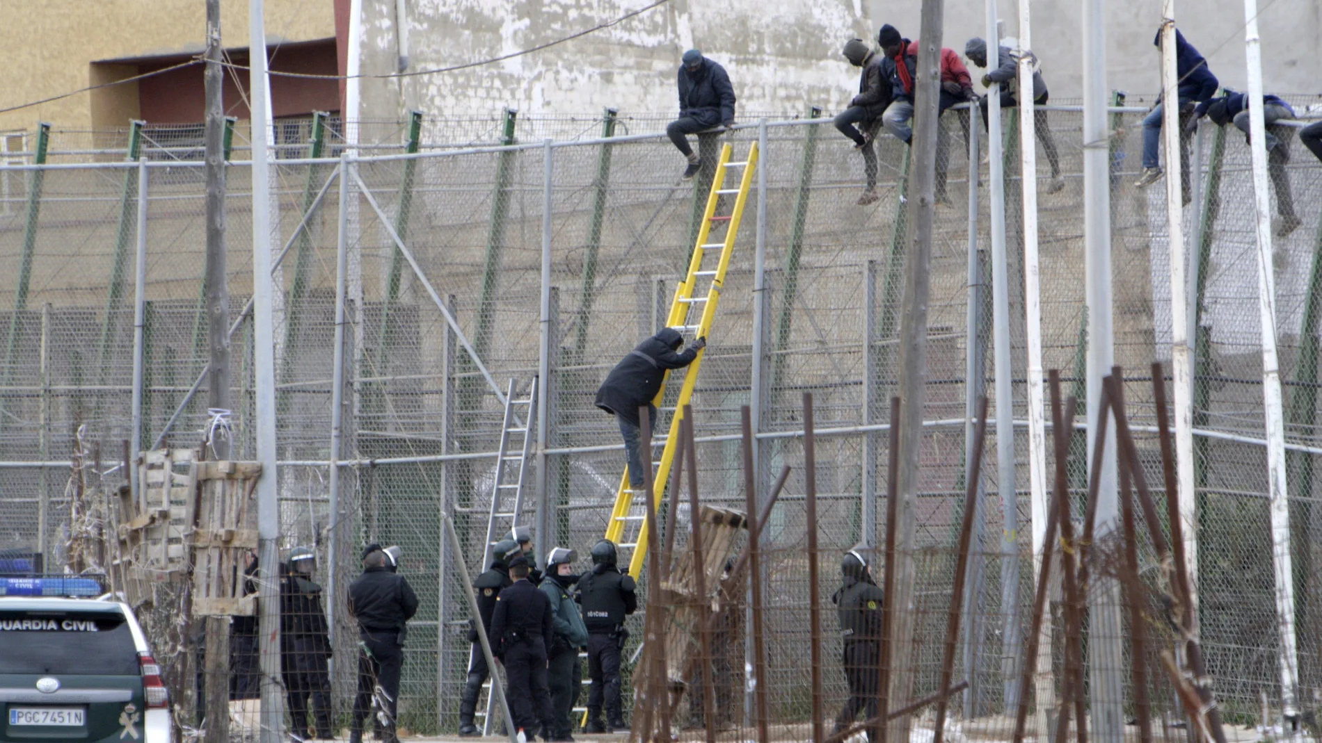 Un grupo numeroso de inmigrantes logra saltar la valla fronteriza en Melilla Un grupo numeroso de inmigrantes logra saltar la valla fronteriza en Melilla
