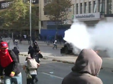 Frame 17.710166 de: Disturbios y cargas policiales durante una marcha en protesta por una reforma estudiantil en Chile 