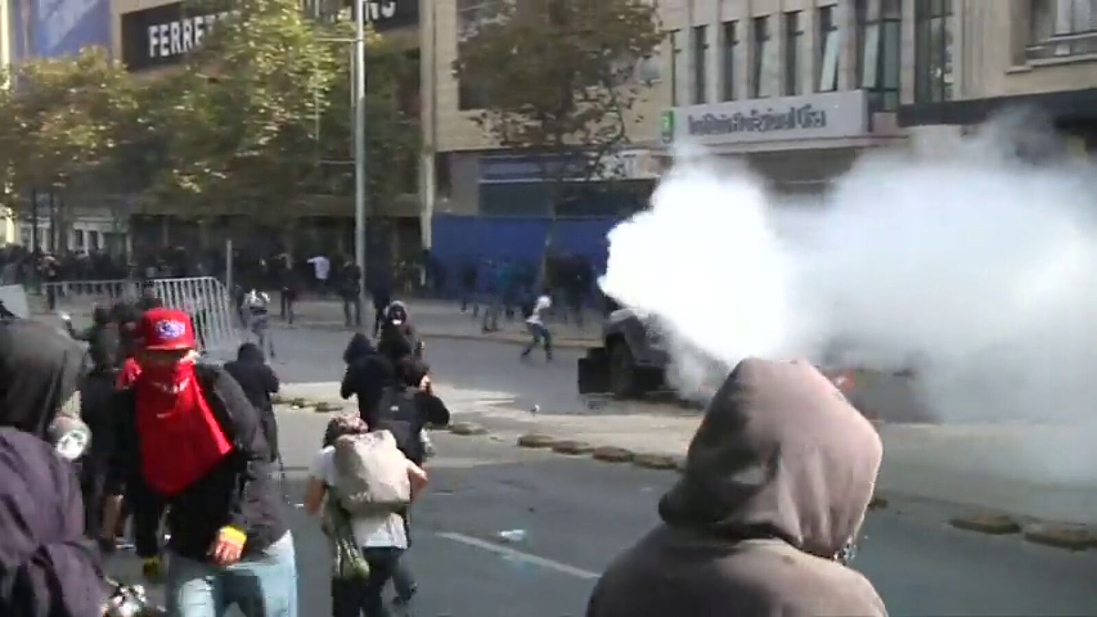 Disturbios y cargas policiales durante una marcha en protesta por una reforma estudiantil en Chile 