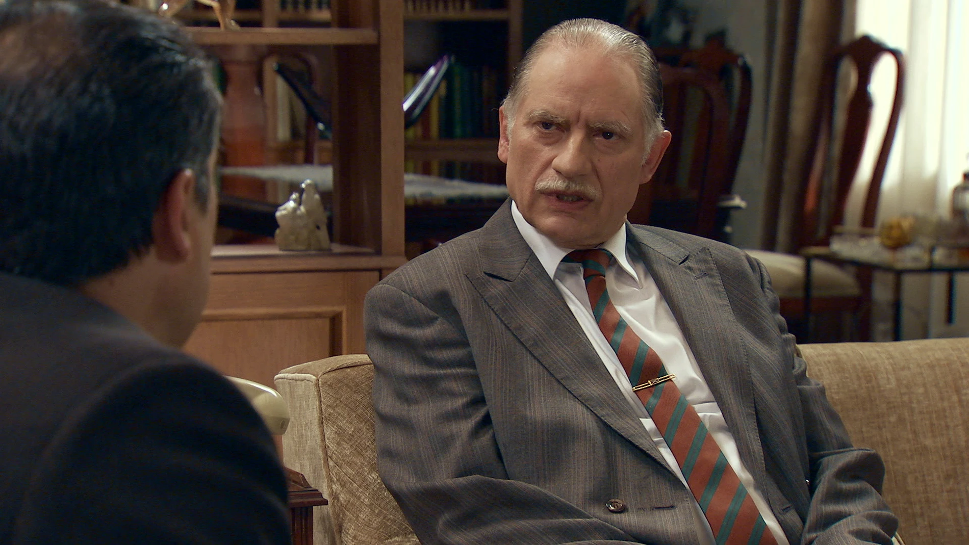 El inspector Caldas mantendrá una conversación con Félix sobre la muerte de Alonso