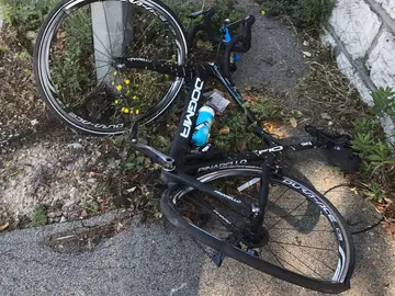 Así quedó la bicicleta de Chris Froome tras el atropello Así quedó la bicicleta de Chris Froome tras el atropello