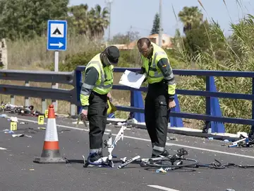 La Guardia Civil en el lugar del accidente donde una mujer, que dio positivo en alcohol y drogas, arrolló a un grupo de ciclistas La Guardia Civil en el lugar del accidente donde una mujer, que dio positivo en alcohol y drogas, arrolló a un grupo de ciclistas