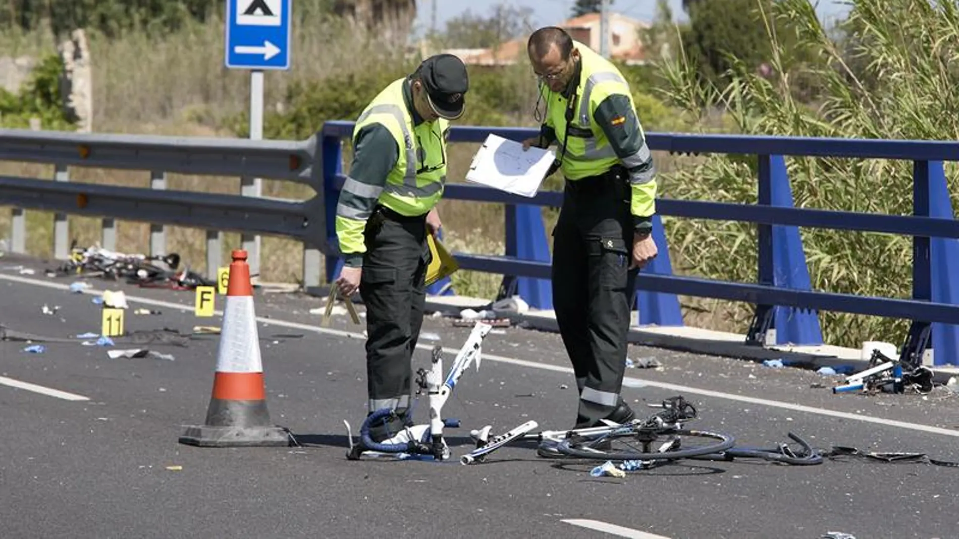 La Guardia Civil en el lugar del accidente donde una mujer, que dio positivo en alcohol y drogas, arrolló a un grupo de ciclistas La Guardia Civil en el lugar del accidente donde una mujer, que dio positivo en alcohol y drogas, arrolló a un grupo de ciclistas