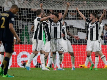 Los jugadores de la Juventus felices tras clasificarse en la final de la Champions