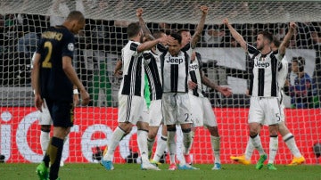 Los jugadores de la Juventus felices tras clasificarse en la final de la Champions