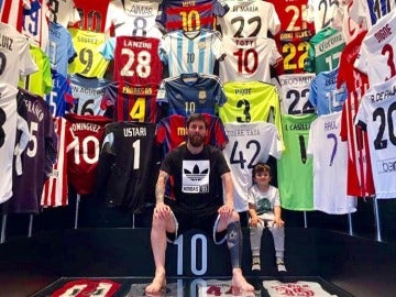 Leo Messi enseña su colección de camisetas Leo Messi enseña su colección de camisetas