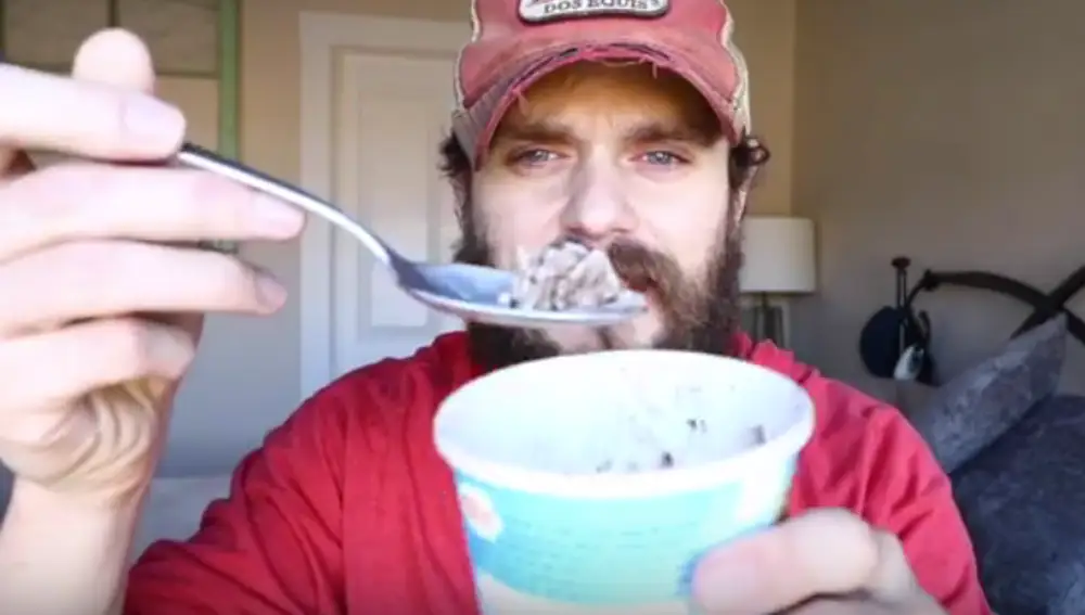 Howard-Crow, dándole al helado.