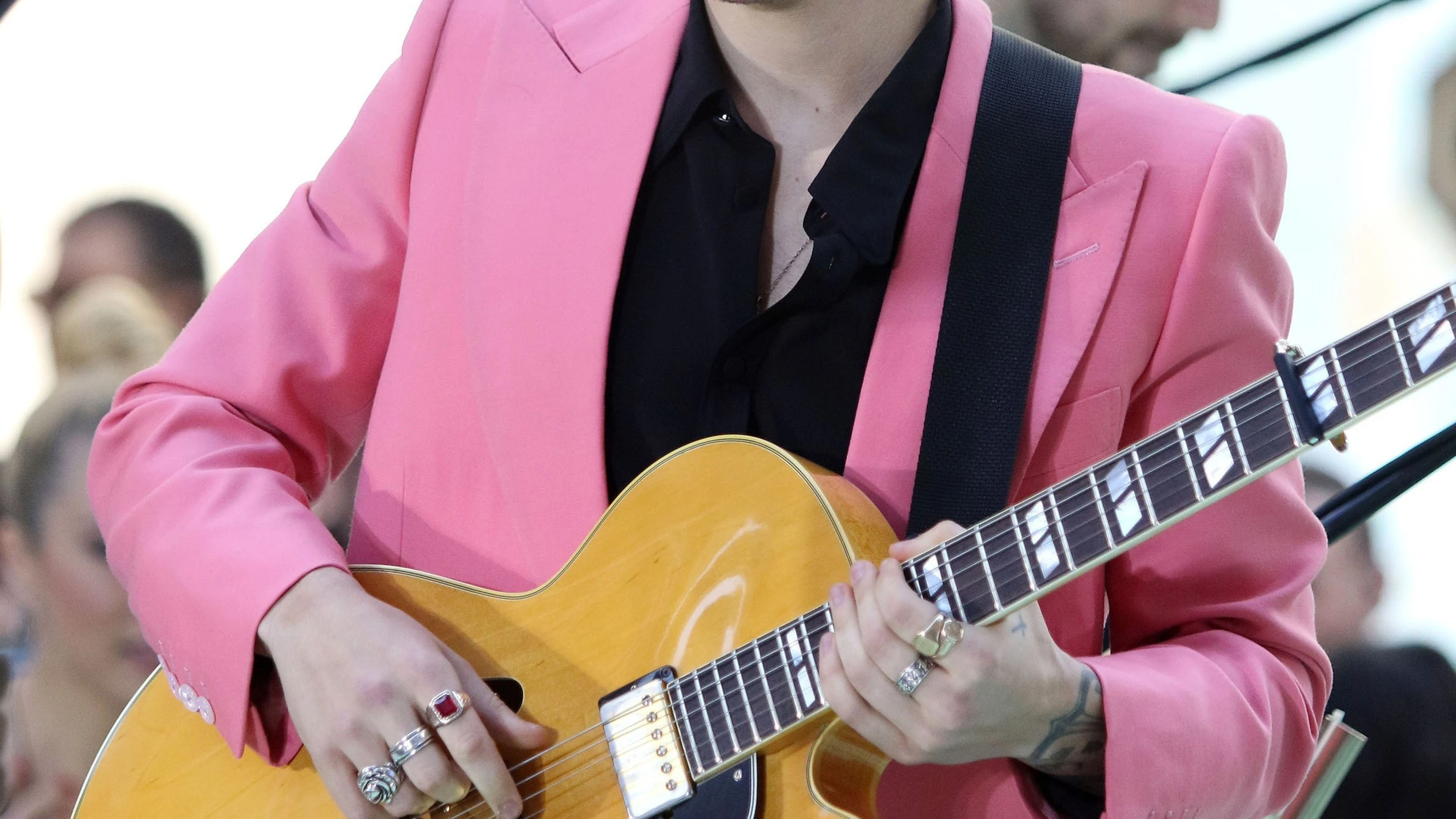 El comentado traje de Harry Styles Durante su primera actuación en solitario