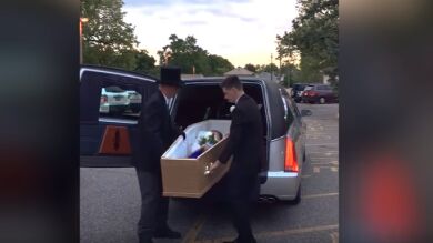 Una joven llega a su baile de graduación dentro de un ataúd en un coche fúnebre