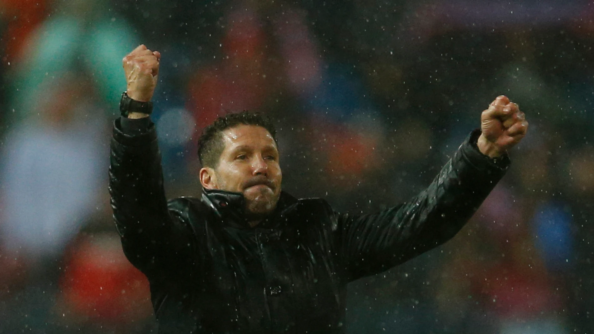 Simeone anima a los aficionados rojiblancos tras el partido Simeone anima a los aficionados rojiblancos tras el partido