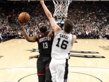 Pau Gasol intenta taponar la entrada de Harden al aro