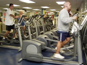 Elíptica en gimnasio Elíptica en gimnasio