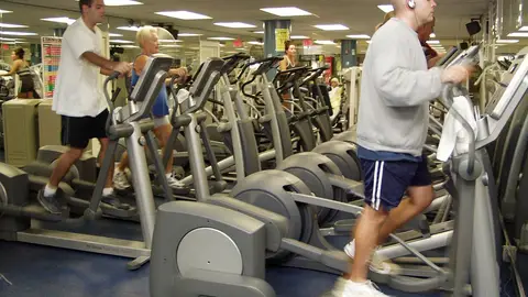 Elíptica en gimnasio Elíptica en gimnasio