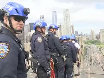 Frame 54.617142 de: Policías de elite vigilan Nueva York desde los monumentos y edificios más altos de la ciudad Frame 54.617142 de: Policías de elite vigilan Nueva York desde los monumentos y edificios más altos de la ciudad