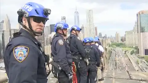 Frame 54.617142 de: Policías de elite vigilan Nueva York desde los monumentos y edificios más altos de la ciudad Frame 54.617142 de: Policías de elite vigilan Nueva York desde los monumentos y edificios más altos de la ciudad