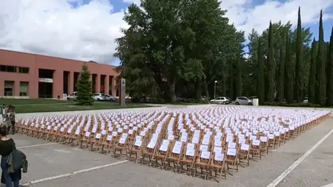 Frame 0.0 de: MIL SILLAS VACÍAS SIMBOLIZAN LOS 16.033 REFUGIADOS PENDIENTE DE ACOGER POR ESPAÑA Frame 0.0 de: MIL SILLAS VACÍAS SIMBOLIZAN LOS 16.033 REFUGIADOS PENDIENTE DE ACOGER POR ESPAÑA