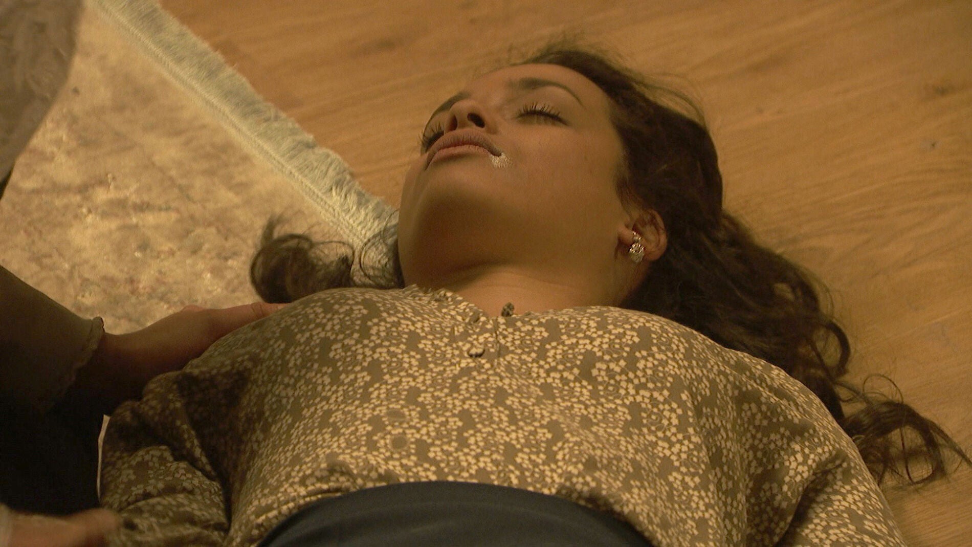 Luc&iacute;a se desploma en la intimidad de su habitaci&oacute;n