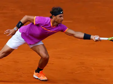 Rafa Nadal intenta llegar a una bola en el partido ante Fognini Rafa Nadal intenta llegar a una bola en el partido ante Fognini